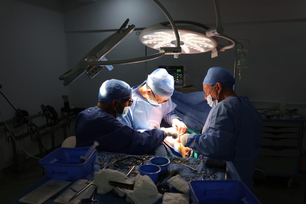 Pr. Boukind El Hassan avec son équipe pendant une opération chirurgicale à Casablanca