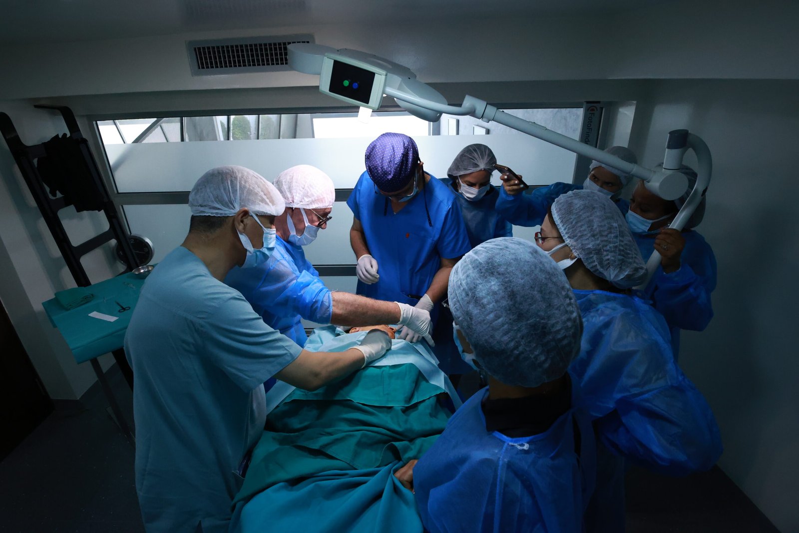 Pr. Boukind El Hassan et son équipe pendant une formation en salle d'opération à Casablanca